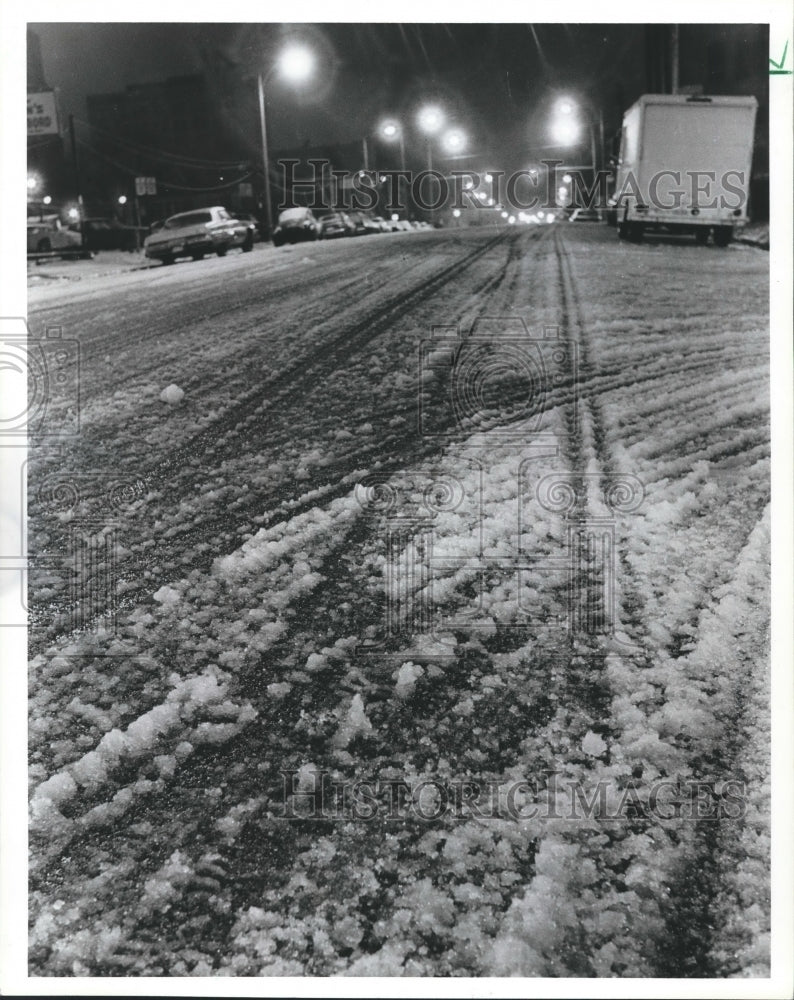 1982 Press Photo Icy road in the 2200 block of 4th Avenue North, Alabama - Historic Images