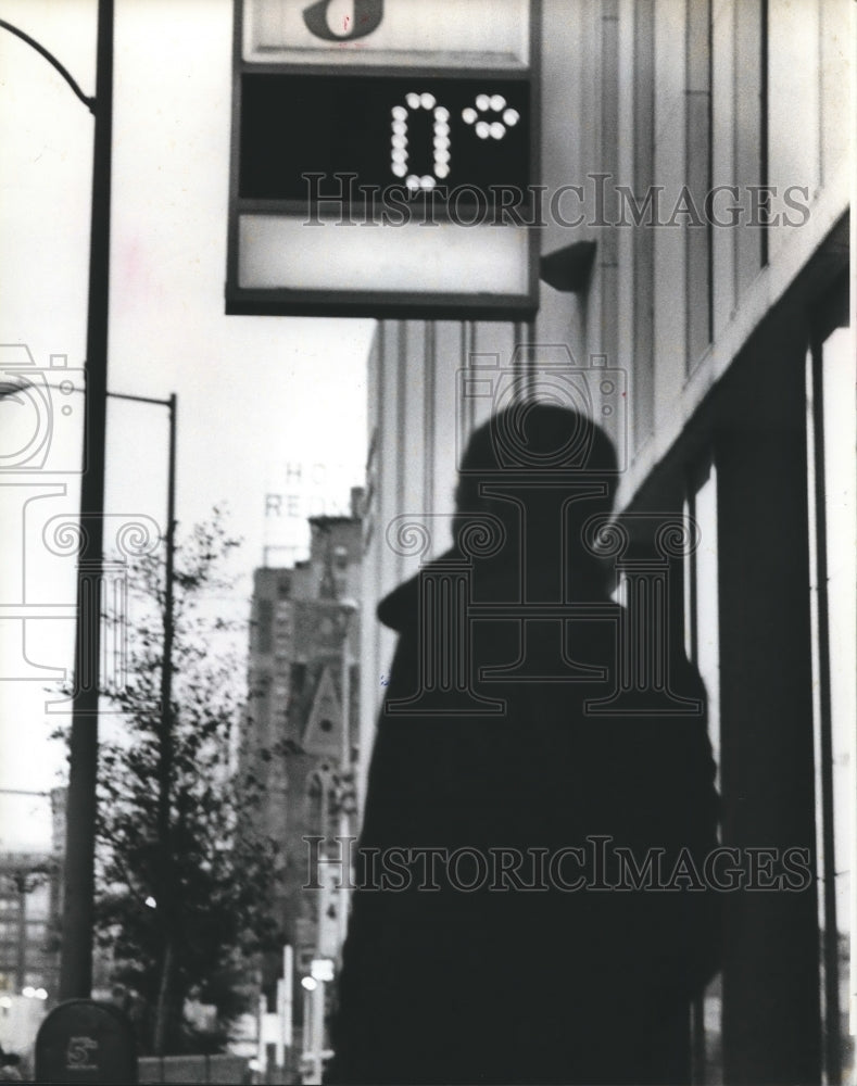 1982 Sign on building tells everyone the temperature, Alabama - Historic Images