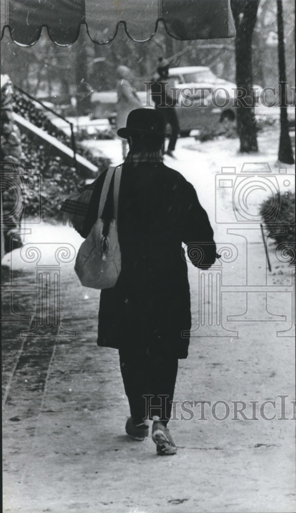 1982 Stroller in a bowler wanders Highland Avenue, Alabama - Historic Images