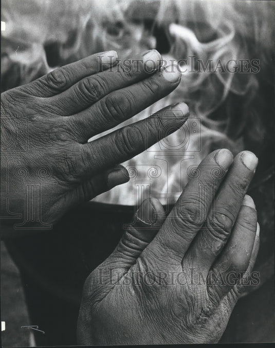 1980 Chilly Weather in Birmingham, Alabama Has Many Seeking Warmth - Historic Images