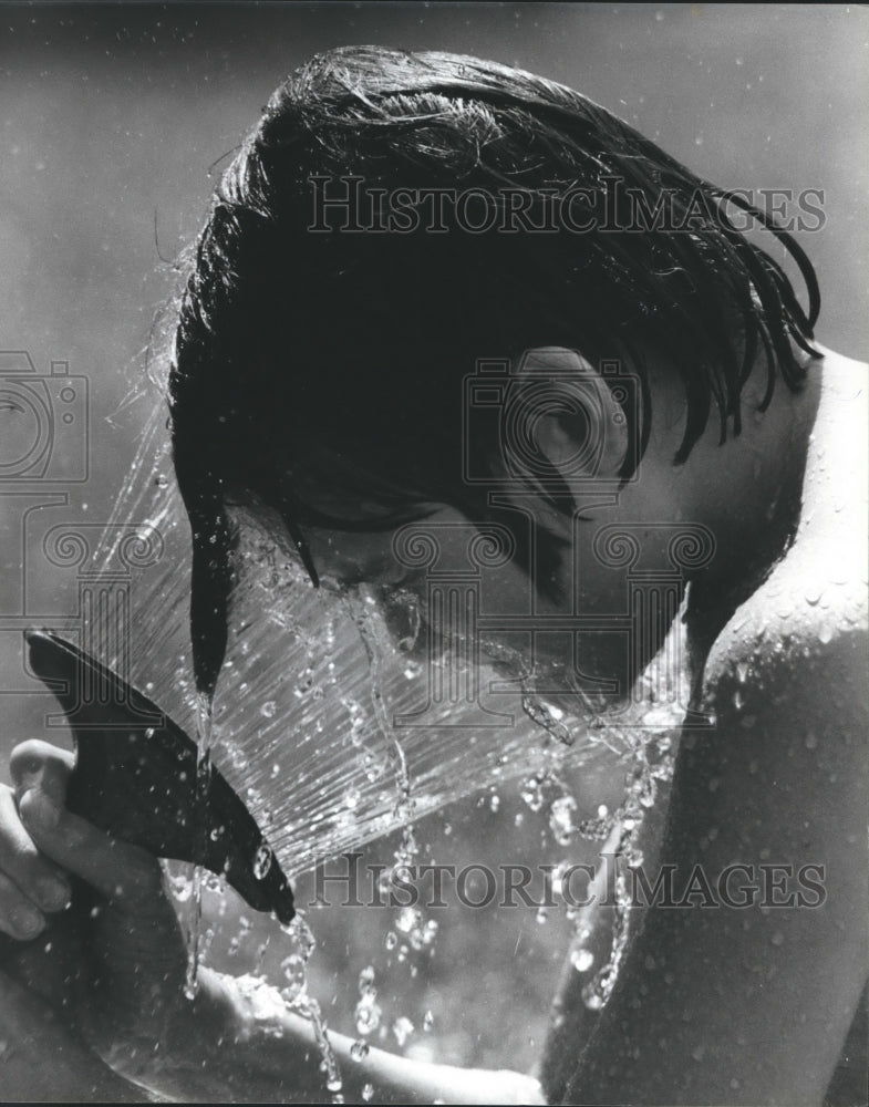 1980 Press Photo Doug Jones Cools Off in the Heat, Center Point, Alabama - Historic Images