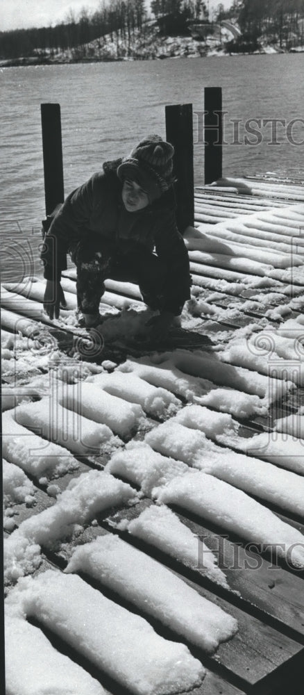 1980 Jeff Ryder makes snowballs in Tuscaloosa near Lake - Historic Images