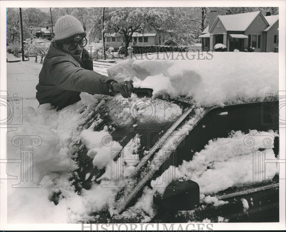 1987 Press Photo Darryl Taylor cleans windshield with a pocket comb, Tarrant - Historic Images