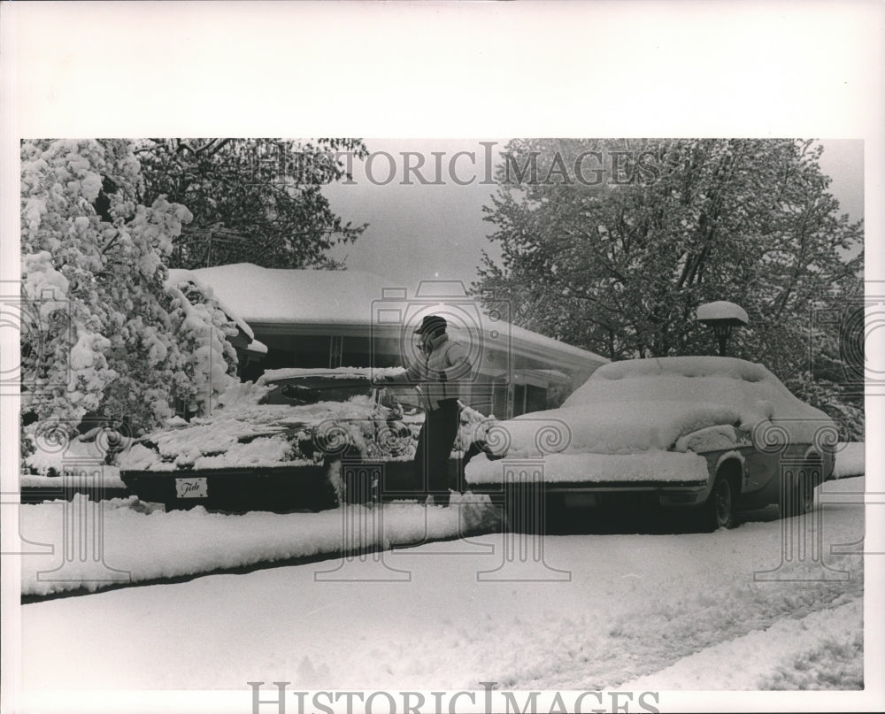 1987 Greg Pugliese cleaning snow from his car, Alabama - Historic Images