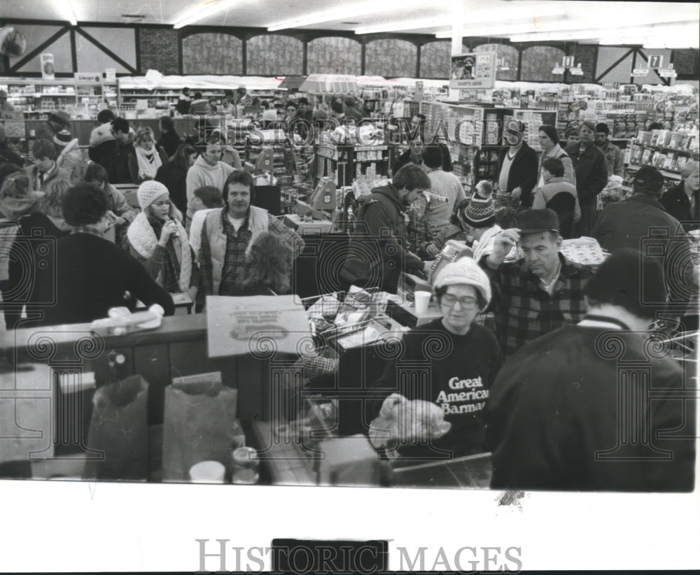 1982 Long lines at Western Supermarket at Shades Mountain Plaza - Historic Images