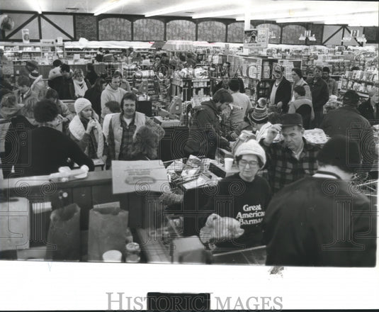 1982 Long lines at Western Supermarket at Shades Mountain Plaza - Historic Images