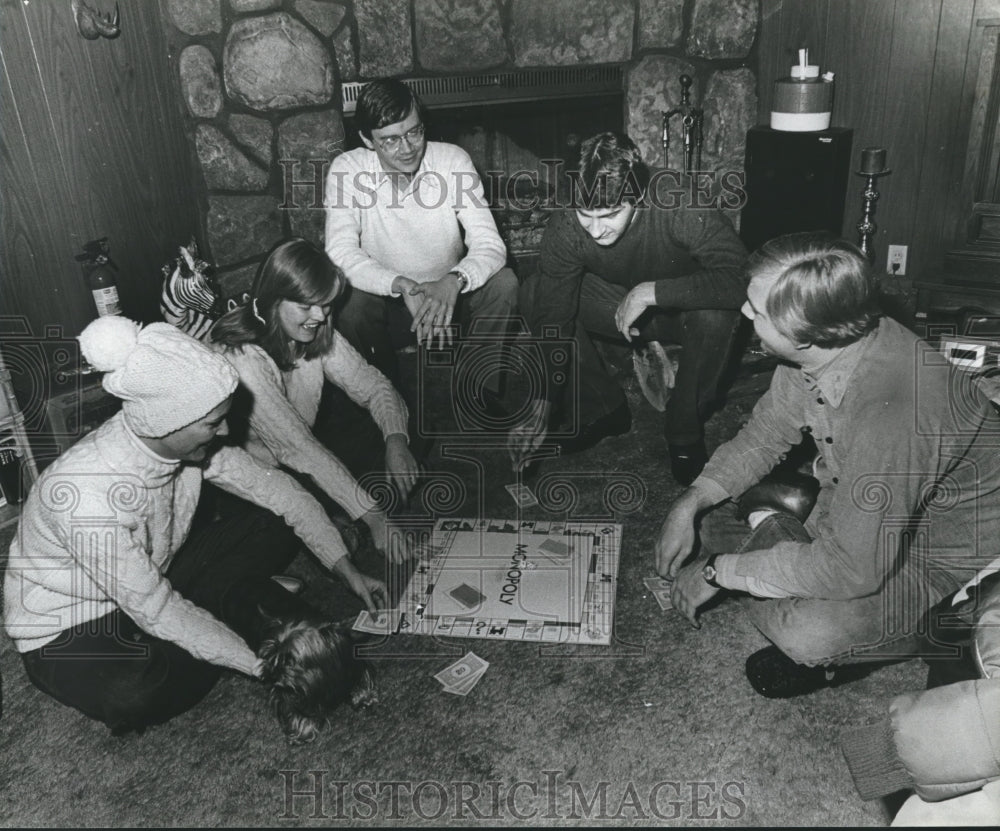 1982 Press Photo Priscilla Griffin and friends play Monopoly in living room. - Historic Images