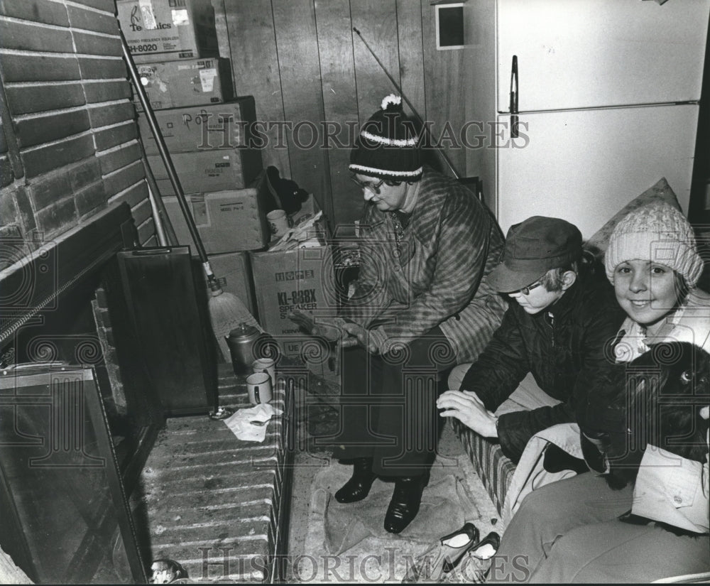 1982 Carolyn Womack and her children warm by basement fireplace - Historic Images