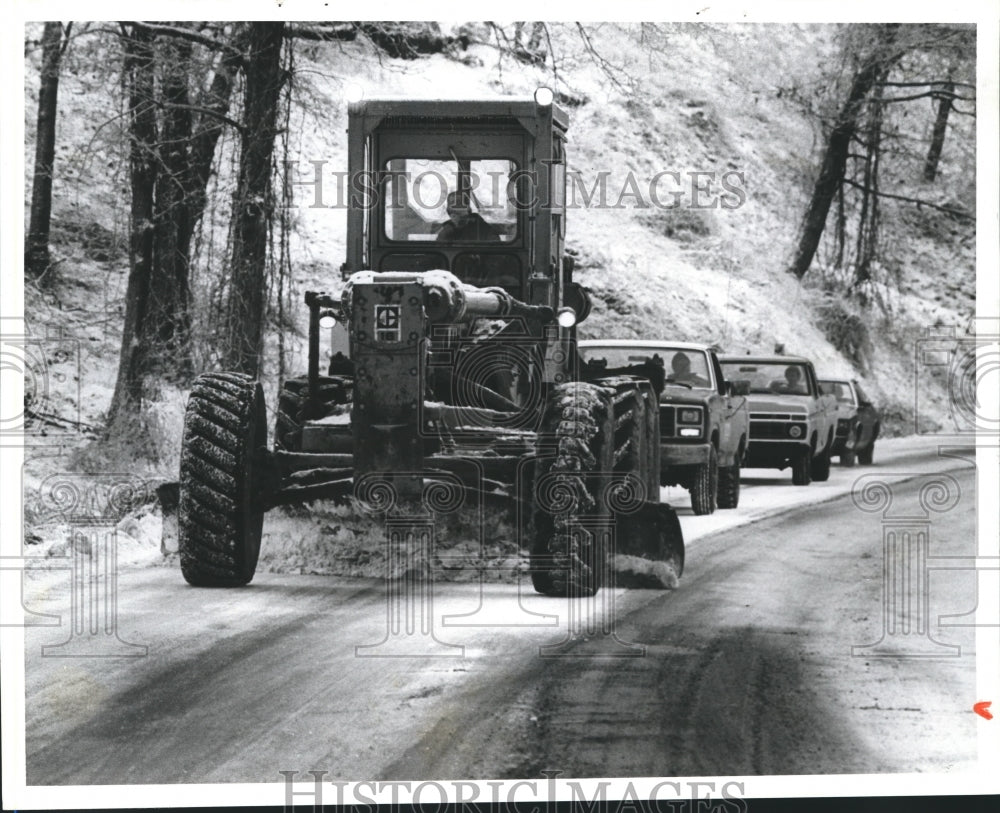 1982 Press Photo Road grader on snowy Highway 31 in Vestavia. - abna17658 - Historic Images
