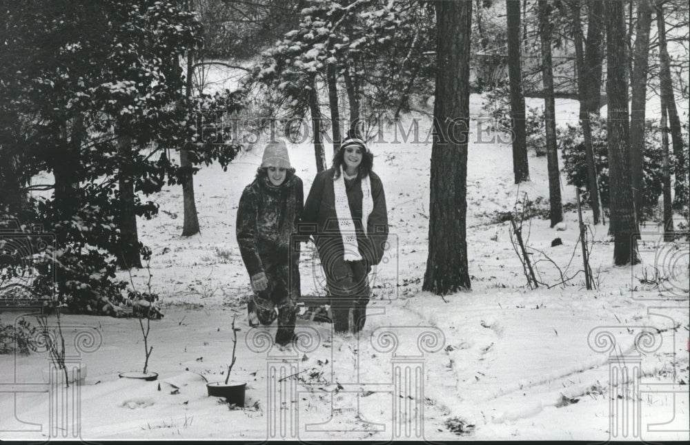 1980 Press Photo Dianne Bell and Tiffany Carroll walk in snow in Center Point - Historic Images