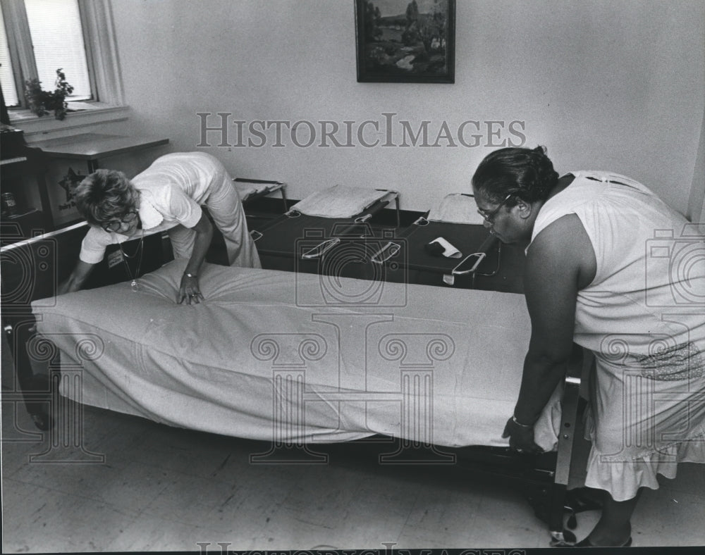 1980 Press Photo Two women make bed - abna17666 - Historic Images