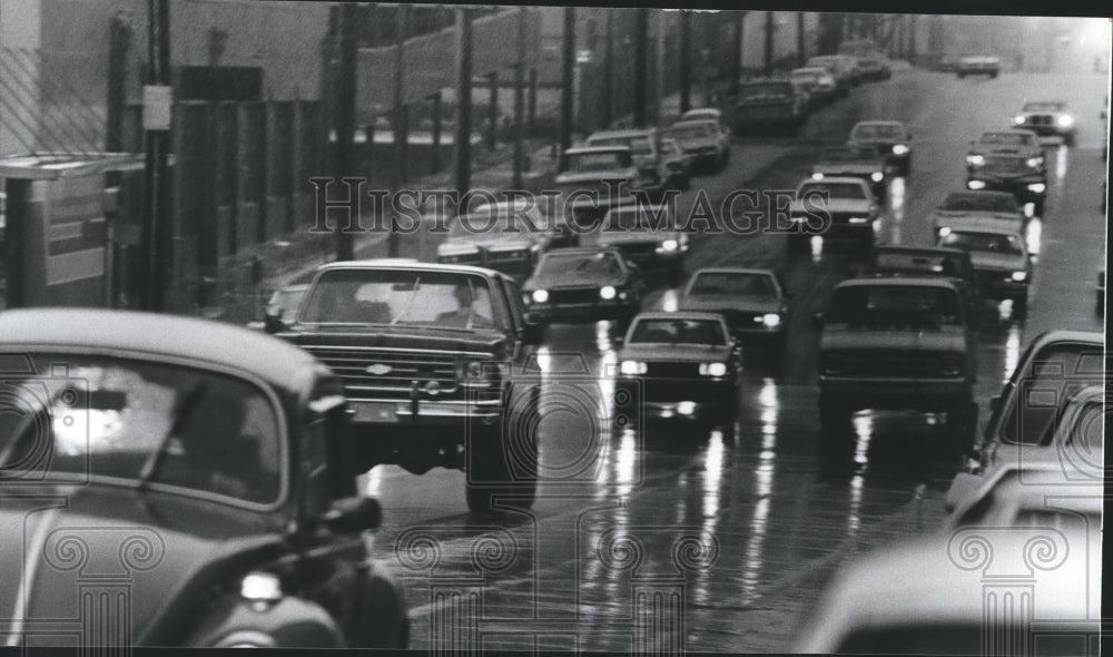 1980 Press Photo Cars driving in the rain in Birmingham, Alabama - abna17671 - Historic Images