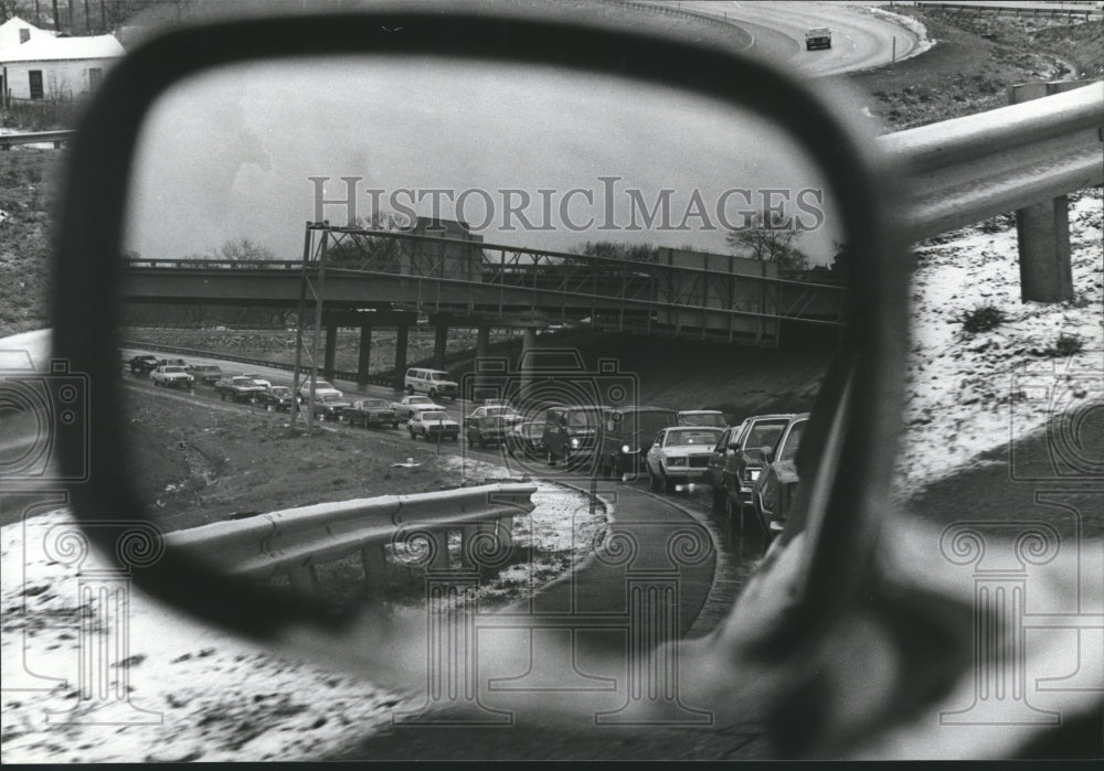 1980 Press Photo Snow and traffic seen through rear view mirror of car, Alabama - Historic Images