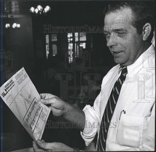 1981 Press Photo Joe Davis looks at renovation plan for Woodlawn, Alabama - Historic Images