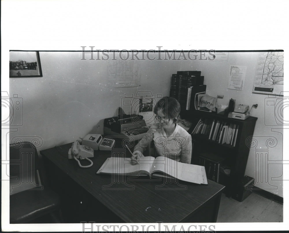 1980 Press Photo Margaret Cain, Clerk in Wilsonville, Alabama, City Hall - Historic Images