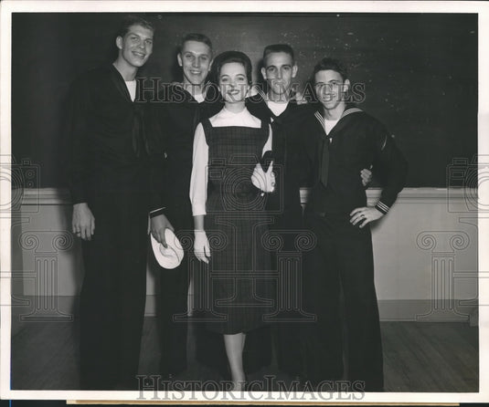 1967 Press Photo Birmingham actress Lili Gentle Zanuck with sailors - abna17720 - Historic Images