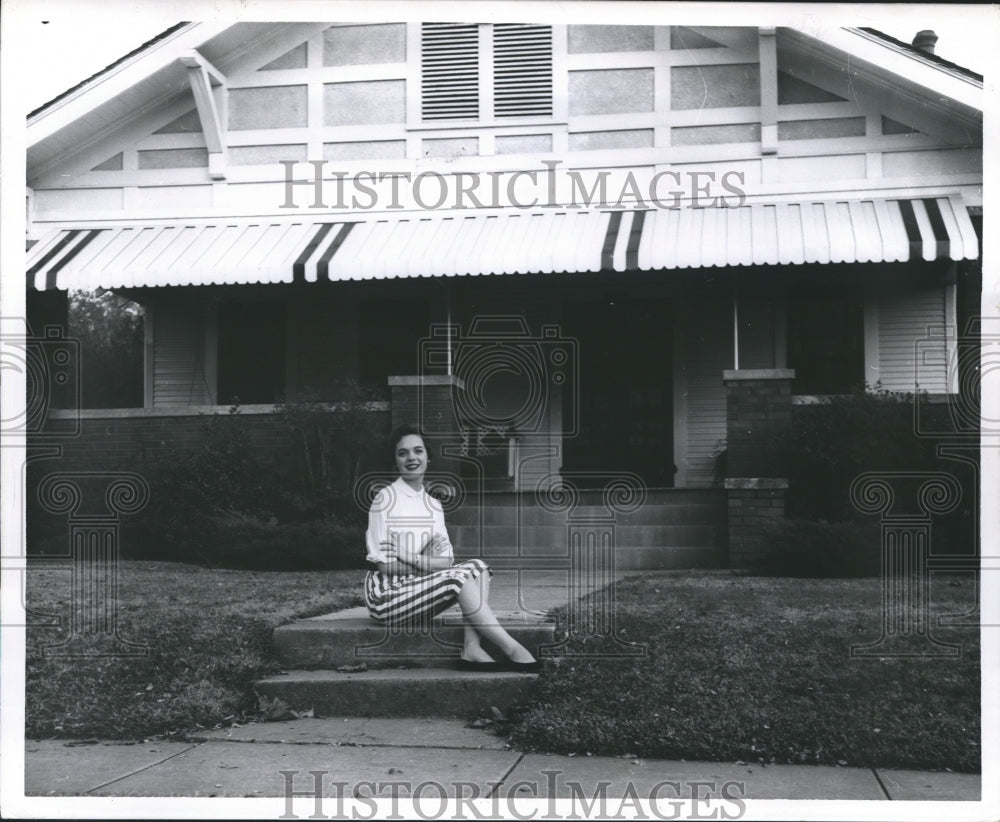 Press Photo Lili Gentle sits on sidewalk in front of home - abna17722 - Historic Images