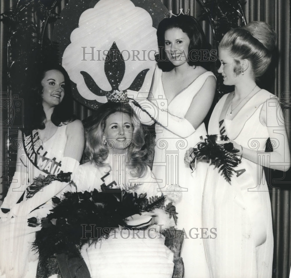 1973 Press Photo Lisa Wright crowned 1973 Maid of Cotton in Huntsville, Alabama - Historic Images
