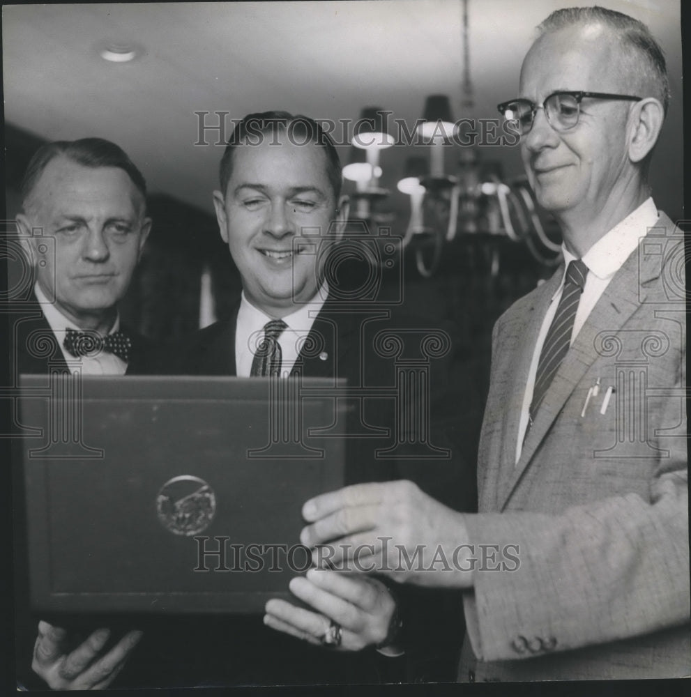 1960 Press Photo Howard College President Leslie Wright gets award - abna17744 - Historic Images