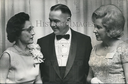 1965, Howard College President Dr. Leslie Wright at benefit dinner - Historic Images