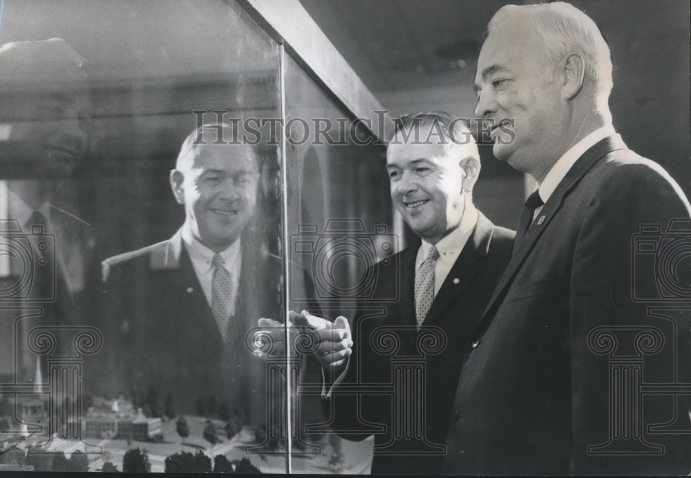 1969 Press Photo Samford University President Leslie Wright with Sears manager - Historic Images