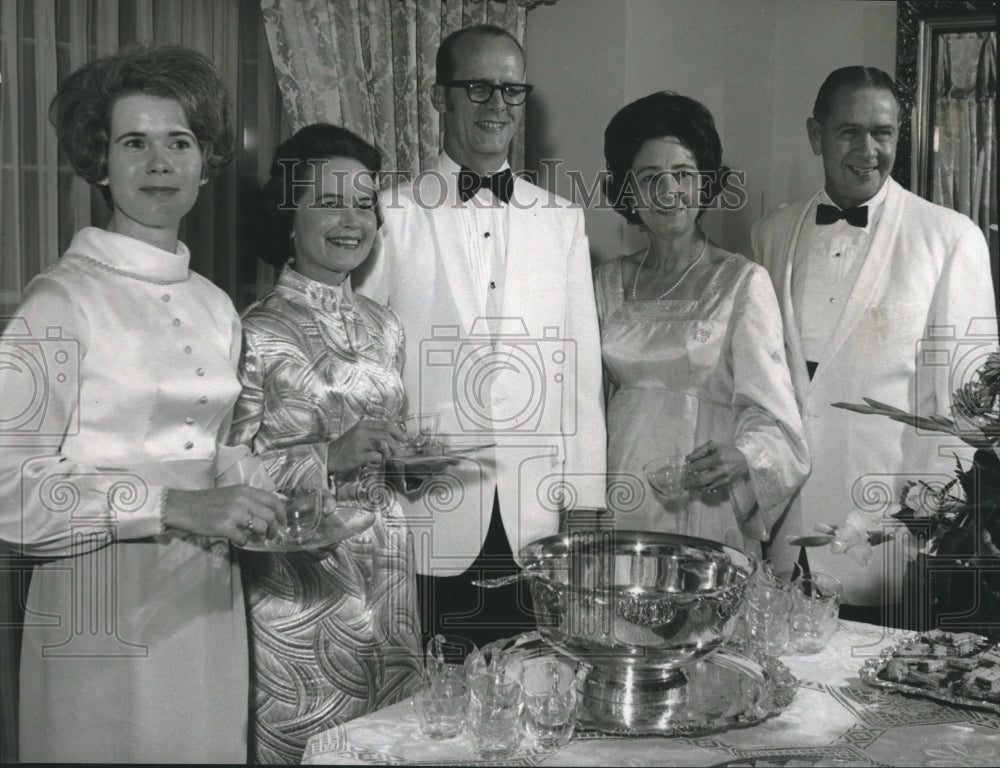 1970 Dr &amp; Mrs Leslie Wright at Samford University New Faculty Event-Historic Images