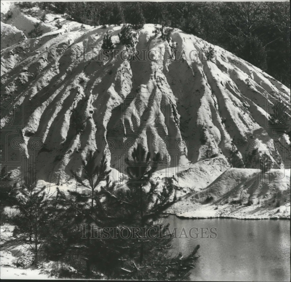 1977 Press Photo Strip mine on Highway 5 covered with snow, Alabama - abna17765 - Historic Images