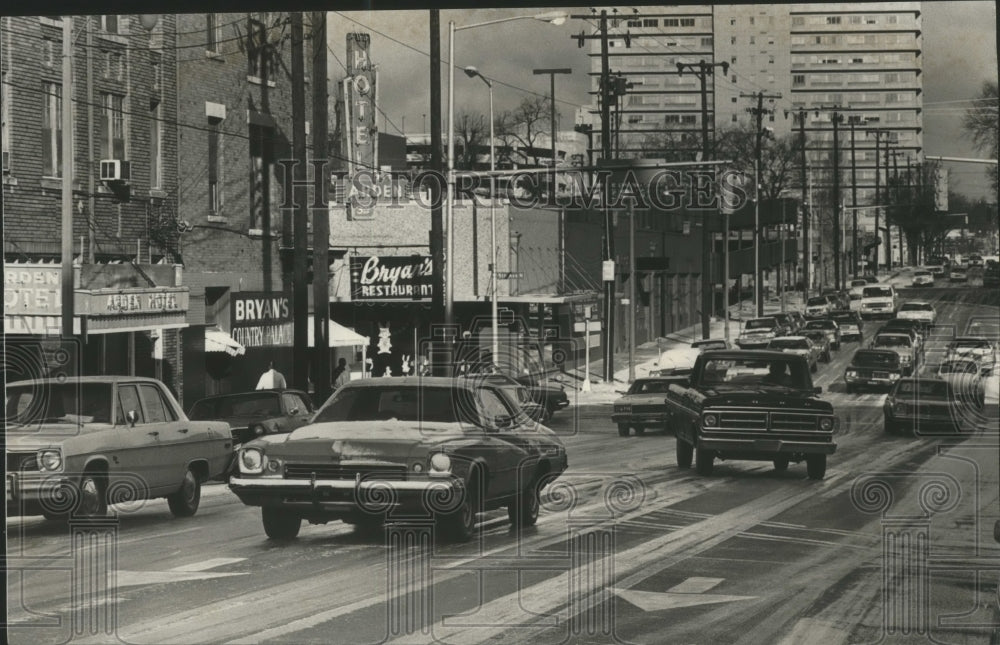 1978 Press Photo Cars on 22nd Street North, sliding on icy street, Alabama - Historic Images