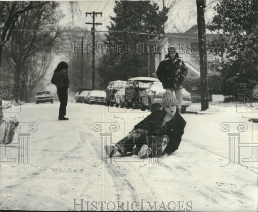 1977 Slipping and sliding on a snowy street, Alabama - Historic Images