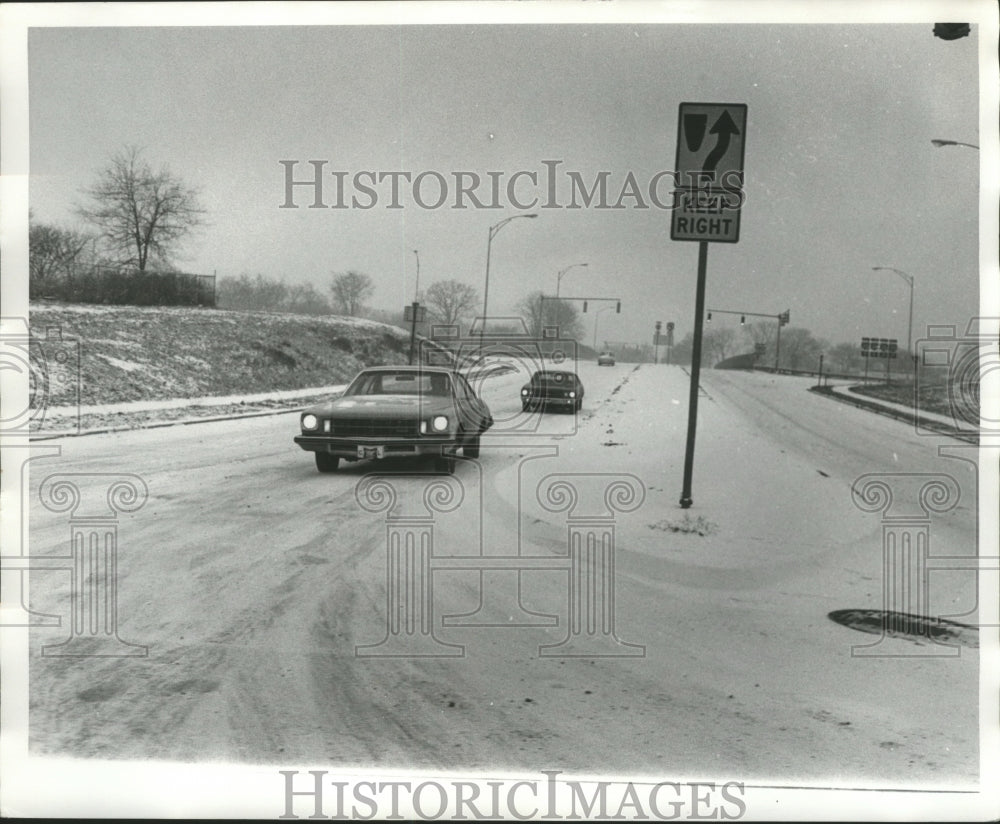 1977 Press Photo Cars on snowy road in Inglenook, Alabama - abna17771 - Historic Images