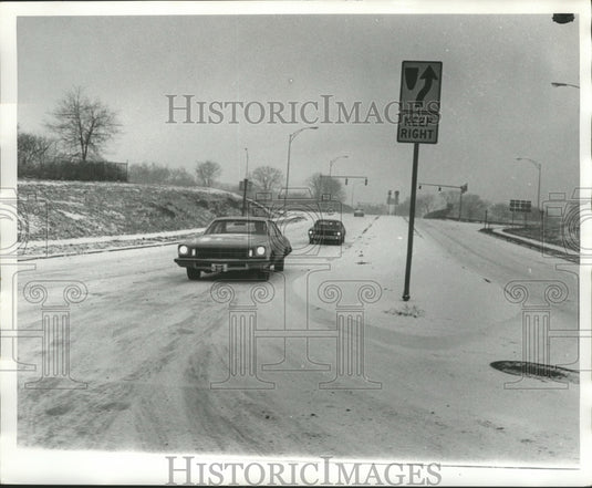 1977 Press Photo Cars on snowy road in Inglenook, Alabama - abna17771 - Historic Images