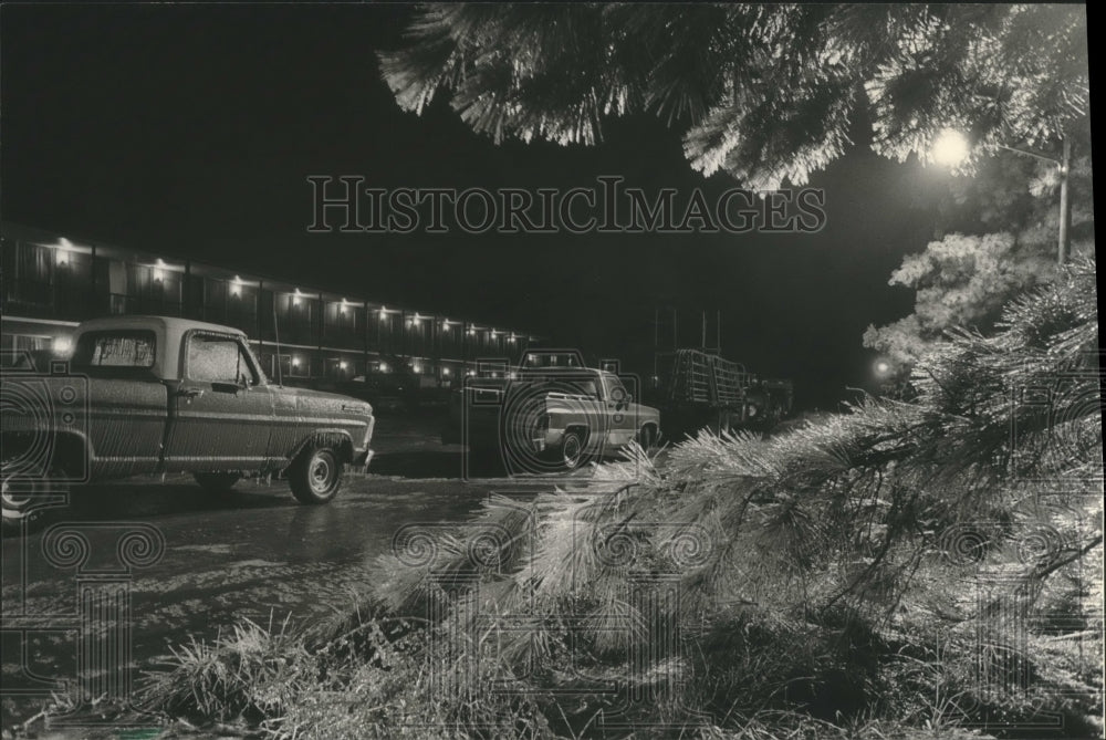 1985, Pre-Dawn Snow and Ice Storm Scene at Cullman, Alabama Motel - Historic Images