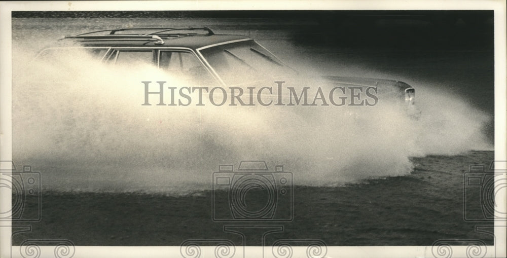 1986 Press Photo Motorist on Flooded Weibel Drive, Fairfield, Alabama - Historic Images