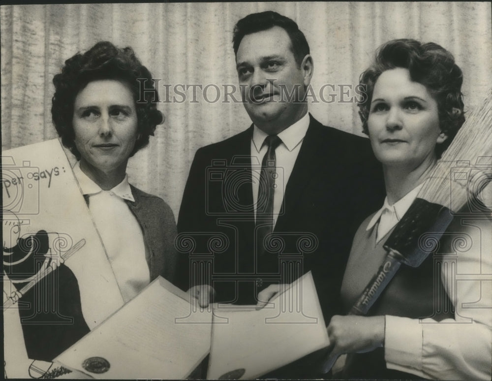 1967, Mrs. Spencer, Mayor Wallace Watson, Mrs. Sullivan, Hueytown, AL - Historic Images