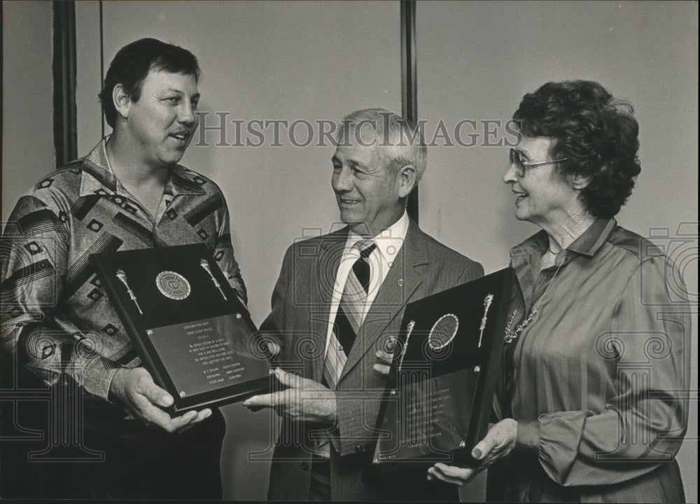 1983 Lipscomb Mayor Presents Award to Past &amp; Current Fire Chief - Historic Images