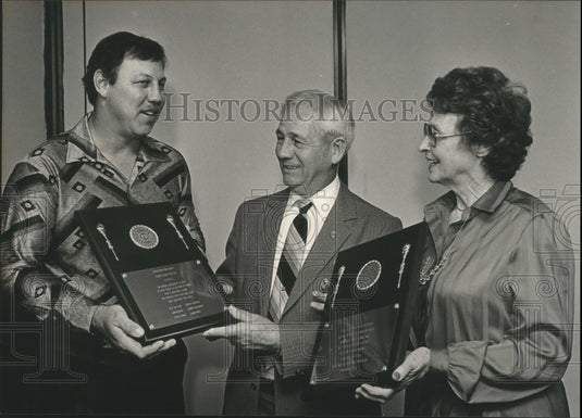 1983 Lipscomb Mayor Presents Award to Past & Current Fire Chief - Historic Images