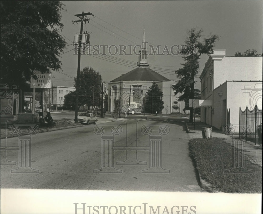 1982 Press Photo street view of church in Woodlawn, Alabama - abna17882 - Historic Images