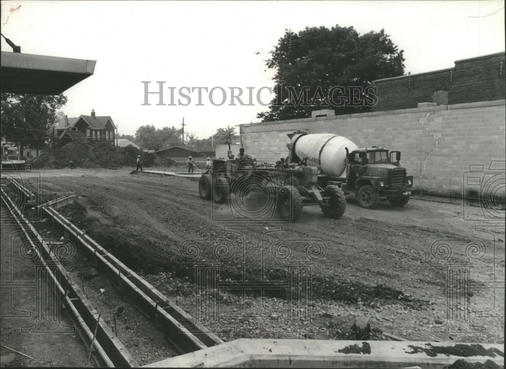 1980, parking lot being built, part of Woodlawn, Alabama renovations - Historic Images