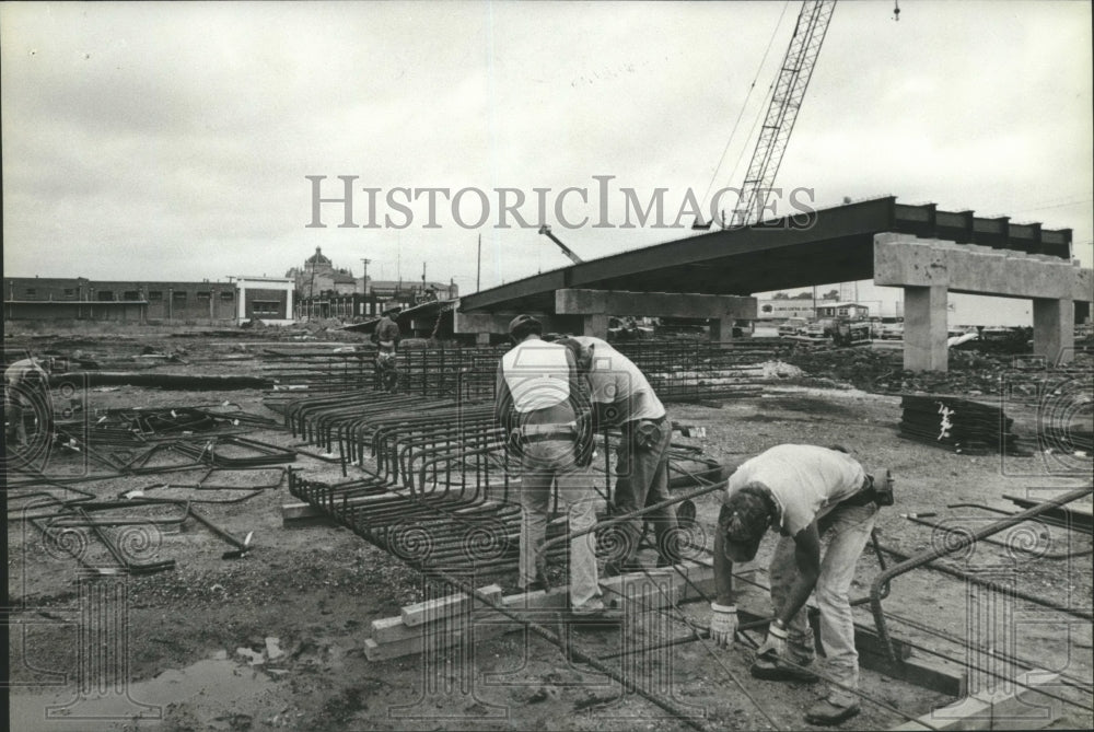 1985 Press Photo Workers at Alabama State Docks Overpass - abna17951 - Historic Images