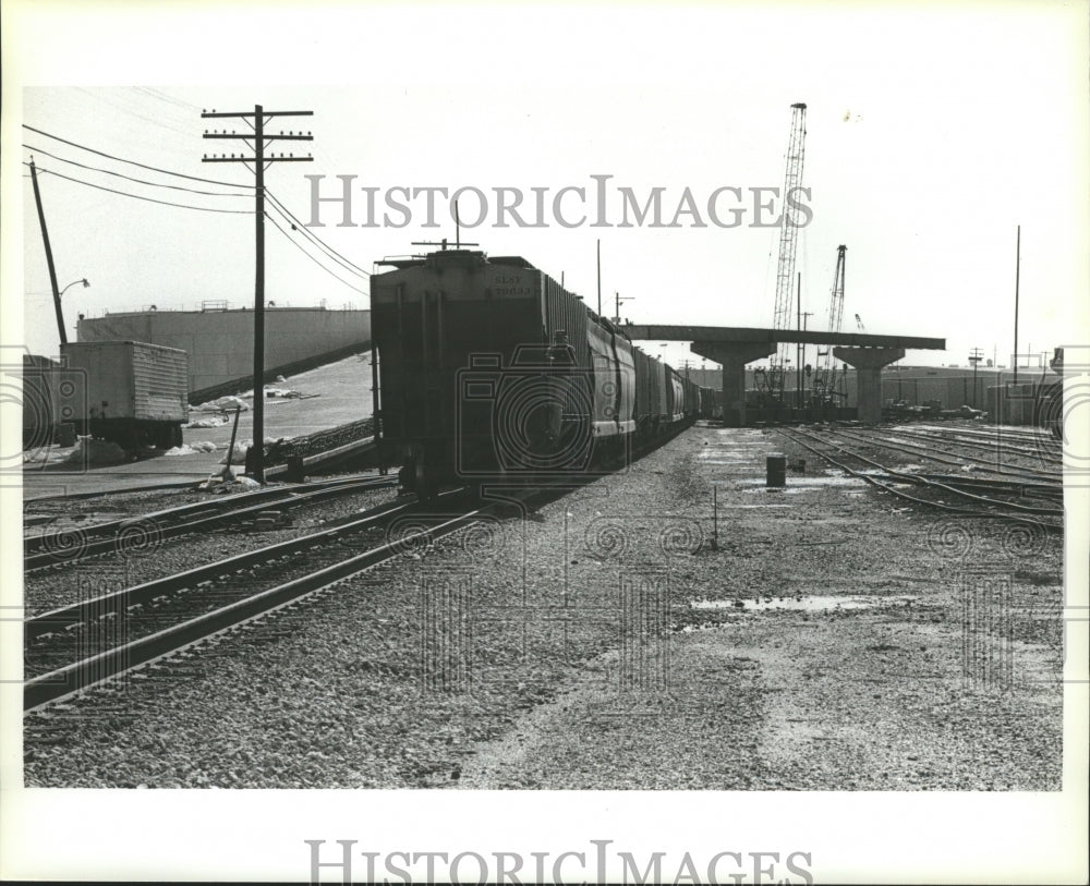 1986 Press Photo Train on Tracks Below Alabama State Docks Overpass - abna17953 - Historic Images