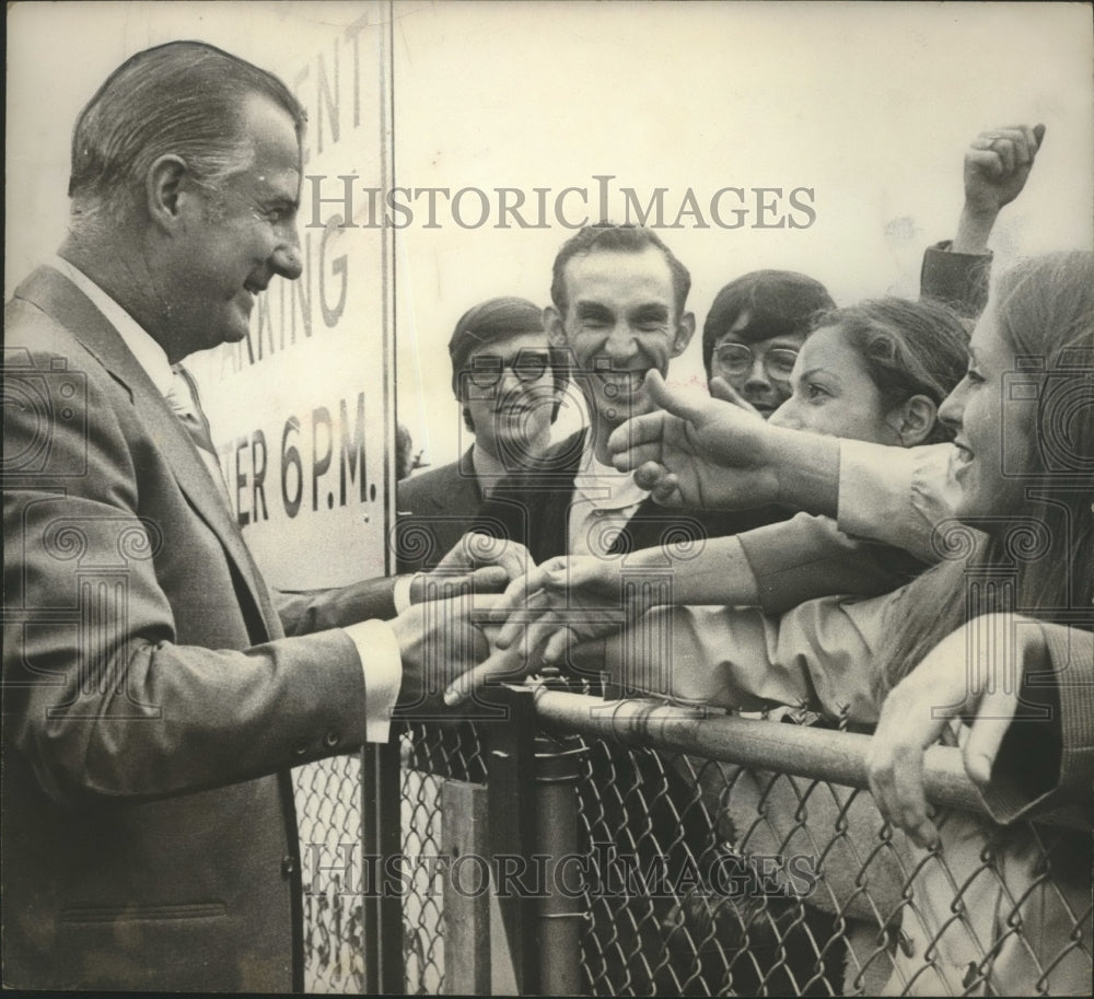 1970 Press Photo Vice President Spiro Agnew shakes hands at Birmingham airport - Historic Images
