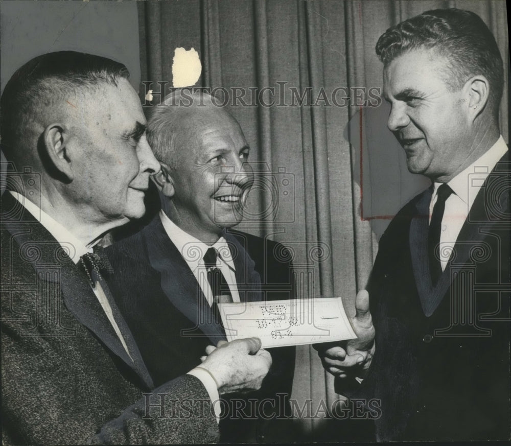 1962 Dr. Robert Anderson of Auburn University accepts check-Historic Images