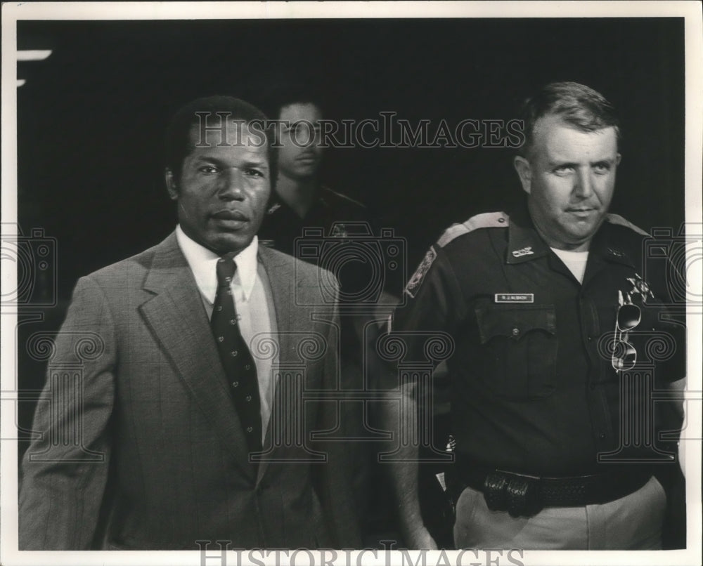 1985 Press Photo Josephus Anderson with police in Mobile - abna18010 - Historic Images