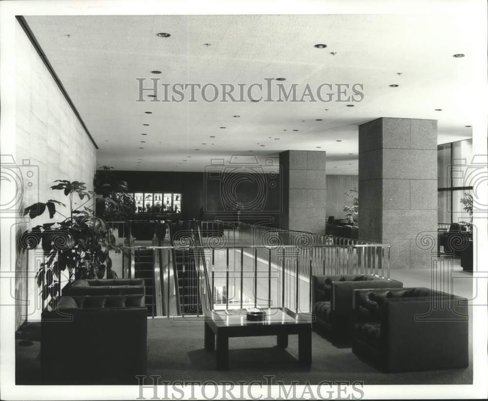 1972 Press Photo Interior of New First National Southern Natural Gas Building - Historic Images