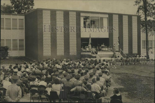 1961 Press Photo Group in front of Highland Office Place, Birmingham, AL - Historic Images