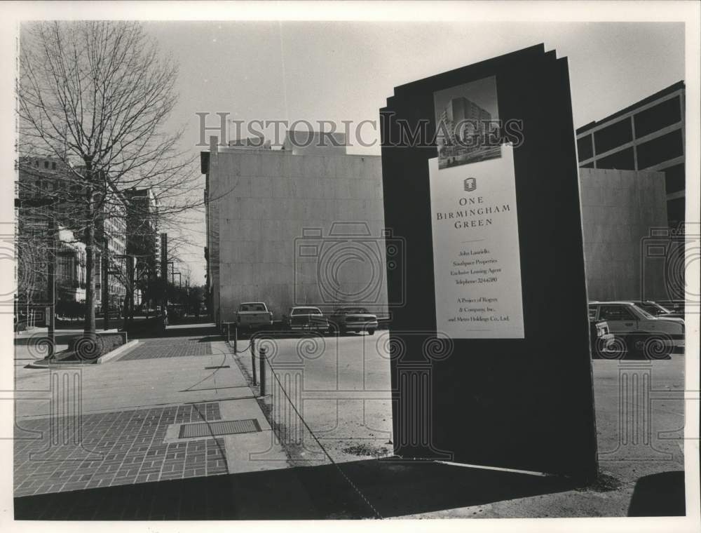 1988 Press Photo One Birmingham Green streetscape, Birmingham, Alabama - Historic Images