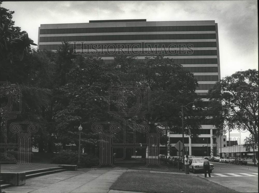 1982 Press Photo Park Place Tower, streetscape, Birmingham, Alabama - abna18114 - Historic Images