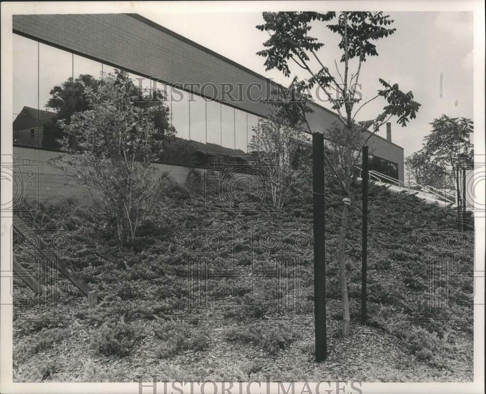 1990 Press Photo Exterior shot of Tom Gloor building - abna18123 - Historic Images