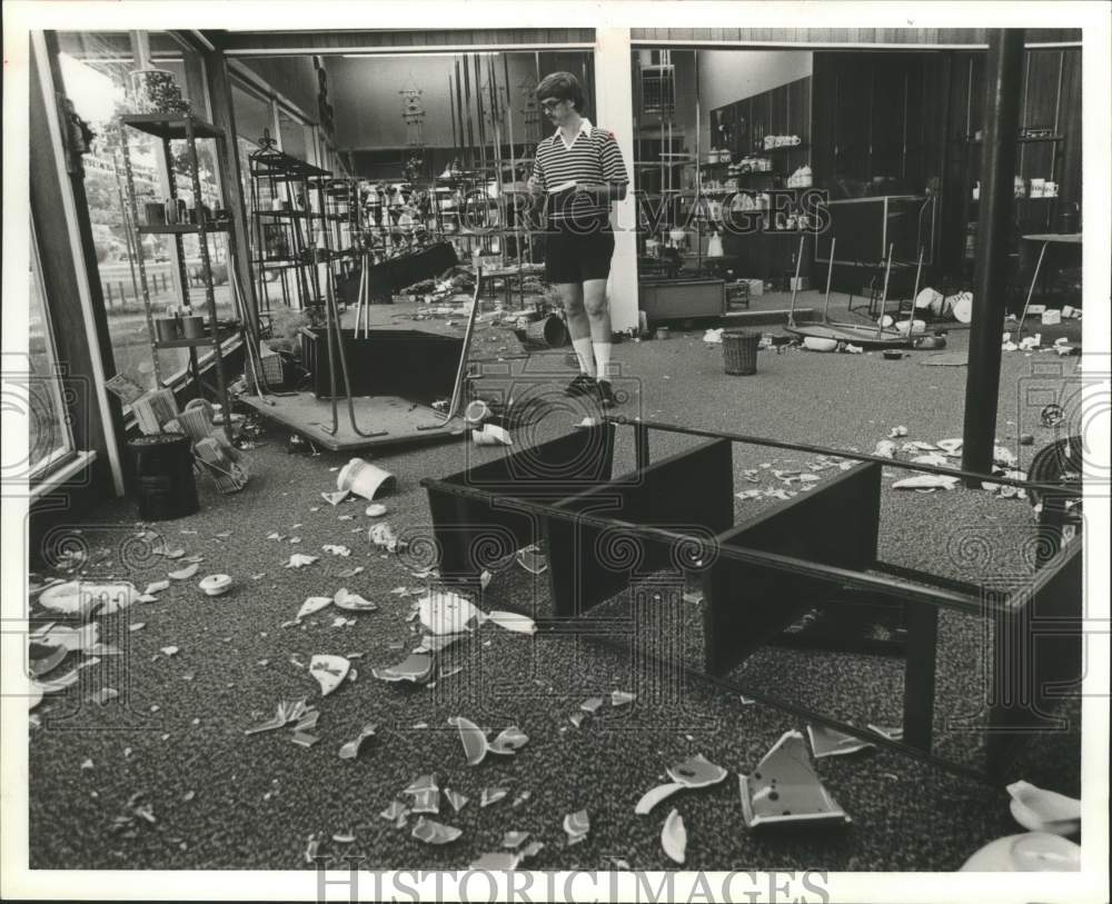 1980 Press Photo Kleckner viewing damage, Burton&#39;s Flowers &amp; Gifts, Alabama - Historic Images