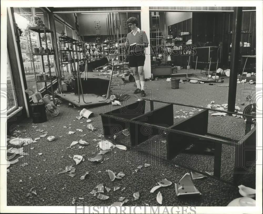 1980 Press Photo Kleckner viewing damage, Burton's Flowers & Gifts, Alabama - Historic Images